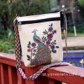 Bolsa crossbody tingida com fio artesanal estilo Bohemia usada para mulheres